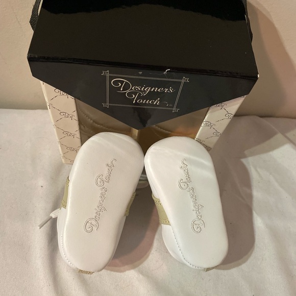 Designers Touch 6 weeks to three months.  tan and white leather baby shoes. - Picture 4 of 5